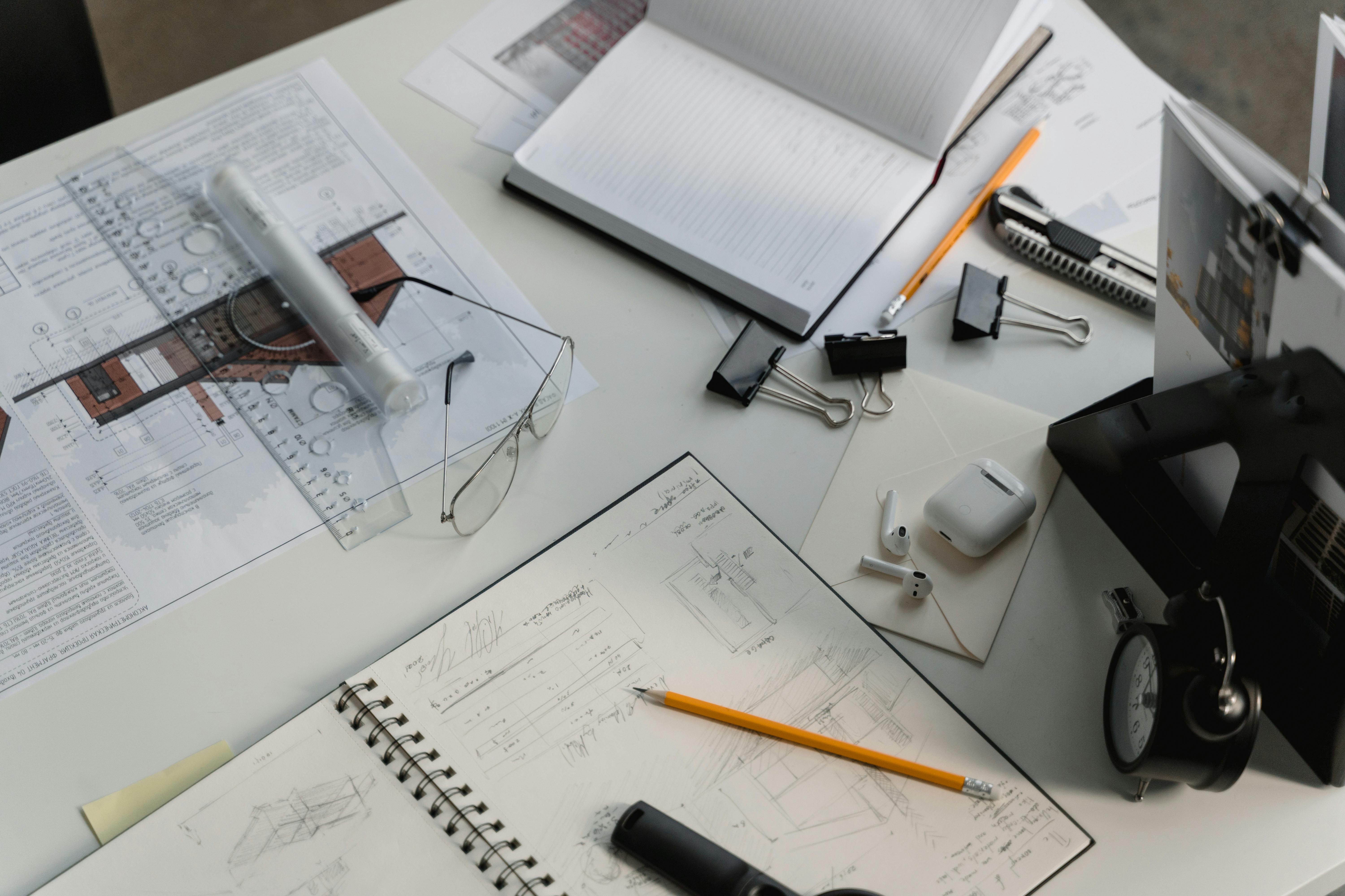 Tavolo da lavoro con disegni tecnici